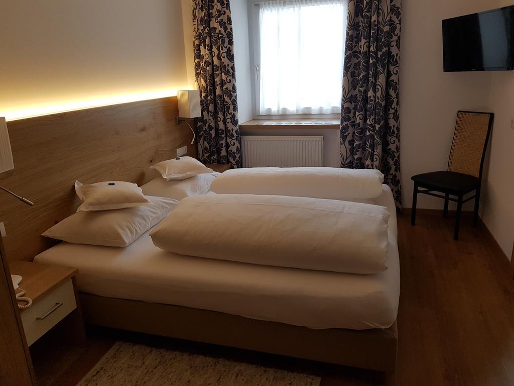 Hotel Dolomiten Dobbiaco Dış mekan fotoğraf